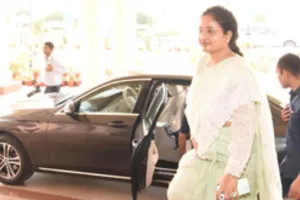 आगरा में शिकायत पर सुनवाई नहीं होने से आहत हुआ पीड़ित,  SDM गाड़ी के आगे बैठकर किया प्रदर्शन