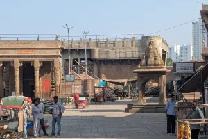 Varanasi:  महेश बाबू की फिल्म के लिए S.S.राजामौली ने बसा डाला एक पूरा शहर, हैदराबाद से आलीशान सेट का वीडियो हुआ वायरल 