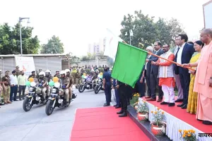  सीएम योगी ने दिखाई 50 QRT वाहनों को हरी झंडी, बोले - सुरक्षा से ही विकास संभव 