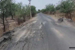 शीतला माता मंदिर मार्ग की हालत खस्ता : पैदल यात्रियों और श्रद्धालुओं को भारी परेशानी, लोगों में गुस्सा 