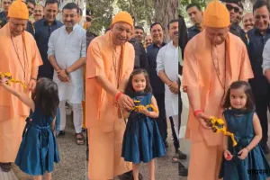 बच्ची के हाथ में बुलडोजर देख हंस पड़े सीएम योगी, सोशल मीडिया पर वायरल हुई कानपुर की यशस्विनी 