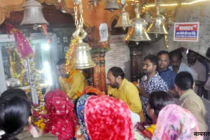 शीतला अष्टमी पर मंदिरों में आस्था की भीड़:  महिलाओं ने चढ़ाया बसौड़ा भोग, परिवार की सुख-समृद्धि की कामना