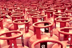 सिद्धार्थनगर में गैस एजेंसियों के बाहर लगी लंबी कतार:  सरकार की अपील का भी नहीं हुआ असर, अफरातफरी का माहौल  