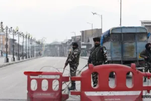 नमाज से पहले लाल चौक में कड़ी सुरक्षा:  खामेनेई की मौत के बाद घाटी में तनाव, विरोध प्रदर्शनों के मद्देनजर सख्त प्रतिबंध लागू 