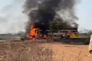 कर्नाटक में दर्दनाक हादसा : टक्कर के बाद कार और बस में लगी भीषण आग, छह लोग जिंदा जले