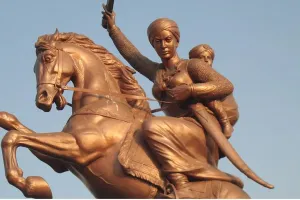 4 अप्रैल का इतिहास : रानी लक्ष्मी बाई को अंग्रेजों से लोहा लेने के बाद मुश्किल हालात में छोड़नी पड़ी झांसी 