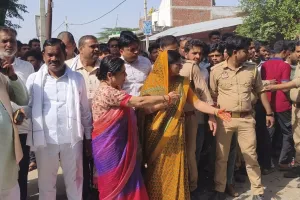 कन्नौज : अनियंत्रित ट्रक गुमटियों में घुसा, छात्रा और फल विक्रेता की मौत, 5 घायल