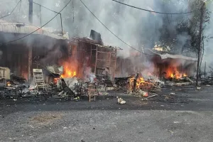 कानपुर : फूलबाग में भीषण आग से फल व सब्जी मंडी राख, 20 से अधिक दुकानें और 30 से ज्यादा घर जले 