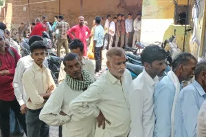 पीलीभीत: स्मार्ट मीटर का पोर्टल बदहाल...नहीं खुल रहे  बिल,उपभोक्ता परेशान, दफ्तरों में लगी कतार