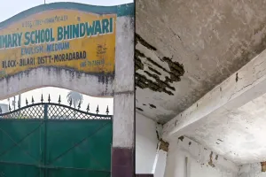 Moradabaad : स्कूल का जर्जर भवन बन रहा छात्रों की जान पर आफत