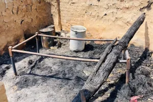 UP: छप्पर के घरों में लगी आग, लाखों रुपये का सामान जलकर राख