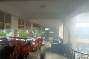 UP: विकास भवन में मनरेगा कार्यालय से निकलीं आग की लपटे, दमकल ने किया काबू 