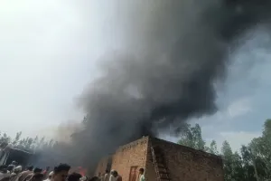 Moradabad: कुंदरकी में शार्ट सर्किट से रुई गोदाम में भयंकर आग, घंटों बाद पाया काबू 