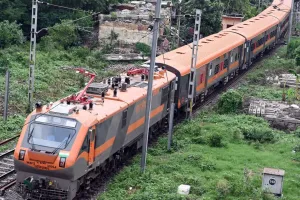 UP: अमृत भारत एक्सप्रेस से महिलाओं ने लगा दी छलांग...मची अफरा-तफरी, 15 मिनट रोकी गई ट्रेन
