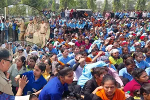 Uttrakhand:चिंगारी बनी आग, सिडकुल कंपनी में जमकर हुआ बवाल, पुलिस ने फटकारी लाठियां