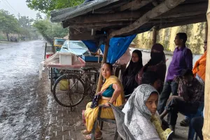 UP: बारिश ने किसानों की बढ़ाईं परेशानी, फसल भीगने से हुई खराब