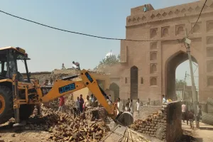 UP: सौंधन किले से अतिक्रमण हटाने को गरजा बुलडोजर, चार मकान ध्वस्त, 35 और जद में