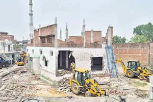 UP: सरकारी जमीन पर बनी मस्जिद-मदरसा जमींदोज, संभल के मुबारकपुर बंद चला बुलडोजर 