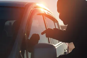 UP: कार में खींचकर ले गए युवक, लाठी-डंडों से पीटा; अपहरण के प्रयास का आरोप