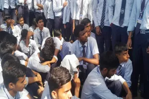 बाराबंकी : सड़क पर उतरे नवोदय स्कूल के छात्र, विद्यालय प्रशासन पर मढ़े गंभीर आरोप, जानें पूरा मामला