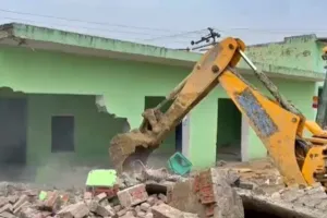 संभल में सरकारी जमीन पर बनी अवैध मस्जिद और मदरसे पर चला बुलडोजर, भारी पुलिस बल तैनात 