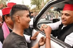 फतेहपुर : अखिलेश के चाय पीने से चर्चा में आई दुकान पर बड़ी कार्रवाई, खाद्य सुरक्षा अधिकारियों ने जांच कर भरे नमूने 