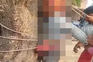 बाराबंकी : गेहूं चोरी के आरोप में पेड़ से बांधकर युवक की पिटाई