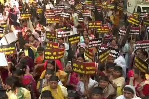 महिला आरक्षण विधेयक : राहुल गांधी के आवास के बाहर भाजपा महिला मोर्चा का जोरदार प्रदर्शन, हिरासत में कई नेता