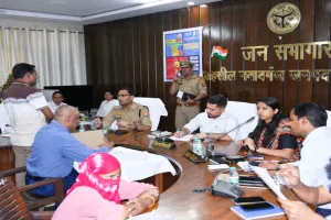 बाराबंकी : संपूर्ण समाधान दिवस 351 आईं शिकायतें, डीएम बोले- चकमार्ग पर अतिक्रमण तो राजस्व कर्मियों की जिम्मेदारी