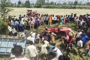 लखीमपुर खीरी में भीषण हादसा : मुंडन कार्यक्रम में जा रही ट्रैक्टर-ट्रॉली पलटी, 5 लोगों की मौत, 15 घायल