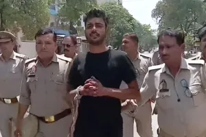 कानपुर : पुलिस ने कराया परेड तो निकल गई आरोपी की सारी हेकड़ी, होथ जोड़कर कहा- दोबारा नहीं करूंगा ऐसी गलती, जानें मामला 