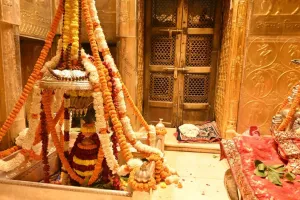 वाराणसी : भीषण गर्मी के मद्देनजर काशी विश्वनाथ पर लगा शावर, मंदिरों में एसी-कूलर 
