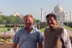 आगरा पहुंचे केंद्रीय मंत्री गोयल और न्यूजीलैंड के मंत्री टॉड मैक्ले, पत्नियों के संग किए ताजमहल के दीदार