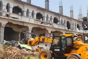 संतकबीरनगर : बुलडोजर से नहीं टूट रहा ब्रिटिश मौलाना का मदरसा, मंगाई गईं ड्रिल मशीनें  