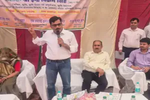 जालौन : जिलाधिकारी ने किया ग्रामीणों के साथ संवाद, परखी सरकारी योजनाओं की हकीकत  