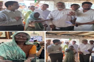 कानपुर : शिकायत लेकर डीएम के जनता दर्शन में पहुंची मां, कहा- साहब बेटी  दुर्व्यवहार करती है, घर खाली करवा दीजिए...   