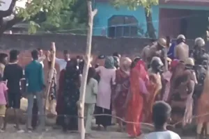 अमेठी में आंबेडकर प्रतिमा को लेकर बवाल, पथराव के बाद पुलिस ने हटवाया अवैध चबूतरा, 14 हिरासत में 