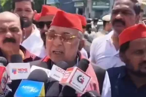 लखनऊ नगर निगम पर सपा विधायक रविदास मेहरोत्रा ने दिया धरना, कहा- लोगों  को नहीं मिल रहा पानी, जगह-जगह लगे कूड़े के ढेर 