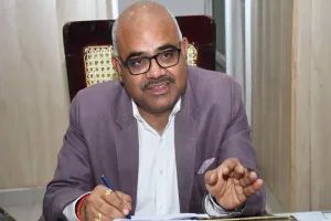 कानपुर : बाबा साहब को डीएम ने किया नमन, कहा- भीमराव अंबेडकर के आदर्शों पर चलना सच्ची श्रद्धांजलि