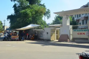 Bareilly: जीआरएम स्कूल में पंद्रह फीट तक अवैध कब्जा चिह्नित...आलीशान गेट और बाउंड्रीवाल पर संकट