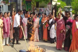 UP:जन आक्रोश महिला सम्मेलन में विपक्ष पर तीखे हमले, पदयात्रा निकाल पुतला फूंका