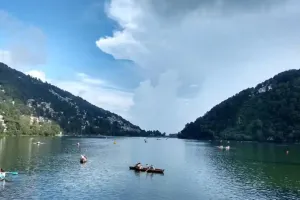 Uttrakhand: नैनी झील में कूदे युवक को नाव चालकों ने बचाया...बीमारी से था परेशान
