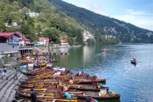 Uttrakhand: विकेंड पर पर्यटकों की आमद से गुलज़ार हुई सरोवर नगरी