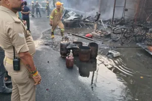कानपुर फूलबाग अग्निकांड : खुले आसमान के नीचे परिवार, राख के ढेर में तलाश रहे हैं शायद कुछ बचा हो