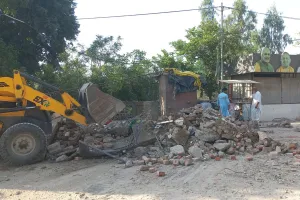 Rampur: बिलासपुर में दो मजारों पर चला बुलडोजर...सड़क चौड़ीकरण में बन रहे थे बाधा