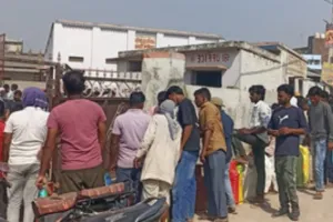 कुशीनगर में रसोई गैस संकट बरकरार: लंबी कतारें, बिना बुकिंग वाले उपभोक्ता खाली हाथ, सर्वर लोड से बढ़ी परेशानी