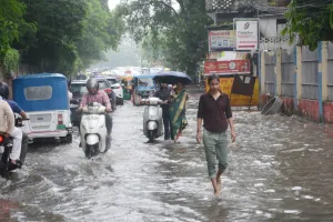 यूपी में मौसम का कहर: तेज आंधी-बारिश और ओलावृष्टि का अलर्ट, 8 डिग्री तक गिरेगा तापमान!