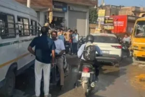 Noida News: दो स्कूल बस आपस में टकराई, सात बच्चे और चालक घायल 