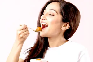 मीठा कम करें, जीवन में सेहत भरें... जानें चीनी छोड़ने के चमत्कारी फायदे