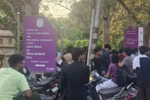 आईआईटी बीएचयू में छात्रों ने किया प्रदर्शन, यूथ पार्लियामेंट्री चुनाव में गड़बड़ी का लगाया आरोप